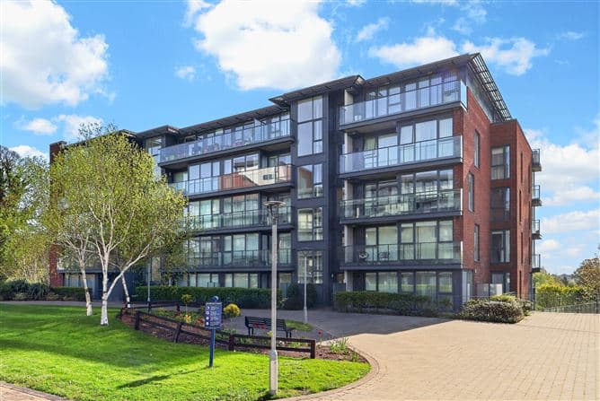 9 LARKSPUR HALL, LEVMOSS PARK, THE GALLOPS